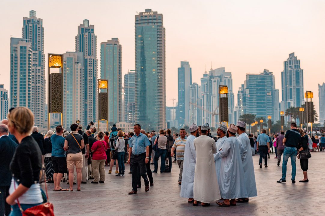 Dubai Play Travel - Moderna arhitektura Dubaija, uz futurističke zgrade i čistu gradsku aveniju.